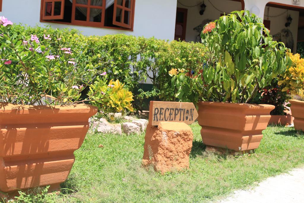 Veronic Self-Catering Guest House La Digue Exterior photo